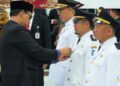 Bupati Barito Utara, H. Shalahuddin, menyematkan tanda kepangkatan, usai pengambilan sumpah janji pejabat, Senin (4/5/2026).