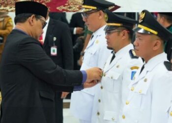 Bupati Barito Utara, H. Shalahuddin, menyematkan tanda kepangkatan, usai pengambilan sumpah janji pejabat, Senin (4/5/2026).