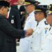 Bupati Barito Utara, H. Shalahuddin, menyematkan tanda kepangkatan, usai pengambilan sumpah janji pejabat, Senin (4/5/2026).