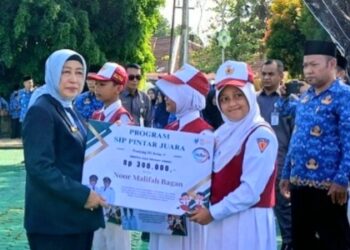 Ketua DPRD Barito Utara, Hj. Mery Rukaini, menyerahkan bantuan Program SIP dimomen Hardiknas, Sabtu (2/5/2026).