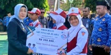 Ketua DPRD Barito Utara, Hj. Mery Rukaini, menyerahkan bantuan Program SIP dimomen Hardiknas, Sabtu (2/5/2026).
