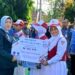 Ketua DPRD Barito Utara, Hj. Mery Rukaini, menyerahkan bantuan Program SIP dimomen Hardiknas, Sabtu (2/5/2026).