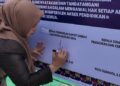 Waket I DPRD Murung Raya, Dina Maulidah, membubuhkan tanda tangan mendukung SPMB 2026-2027 di lingkup satuan pendidikan bersih pungli, Senin (4/5/2026).