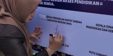 Waket I DPRD Murung Raya, Dina Maulidah, membubuhkan tanda tangan mendukung SPMB 2026-2027 di lingkup satuan pendidikan bersih pungli, Senin (4/5/2026).