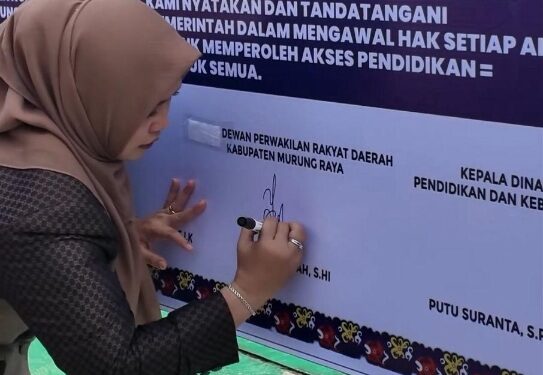Waket I DPRD Murung Raya, Dina Maulidah, membubuhkan tanda tangan mendukung SPMB 2026-2027 di lingkup satuan pendidikan bersih pungli, Senin (4/5/2026).