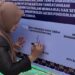 Waket I DPRD Murung Raya, Dina Maulidah, membubuhkan tanda tangan mendukung SPMB 2026-2027 di lingkup satuan pendidikan bersih pungli, Senin (4/5/2026).