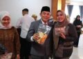 Waket I DPRD Murung Raya, Dina Maulidah, bersama Wabup Rahmanto Muhidin, menujukkan olahan UMKM, Senin (4/5/2026).