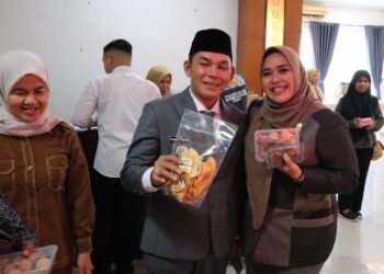 Waket I DPRD Murung Raya, Dina Maulidah, bersama Wabup Rahmanto Muhidin, menujukkan olahan UMKM, Senin (4/5/2026).