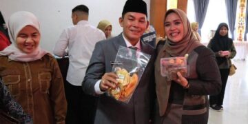 Waket I DPRD Murung Raya, Dina Maulidah, bersama Wabup Rahmanto Muhidin, menujukkan olahan UMKM, Senin (4/5/2026).