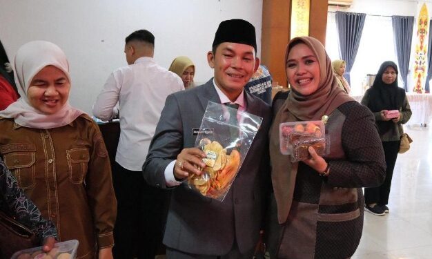 Waket I DPRD Murung Raya, Dina Maulidah, bersama Wabup Rahmanto Muhidin, menujukkan olahan UMKM, Senin (4/5/2026).