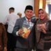 Waket I DPRD Murung Raya, Dina Maulidah, bersama Wabup Rahmanto Muhidin, menujukkan olahan UMKM, Senin (4/5/2026).