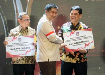 Bupati Barito Utara, H. Shalahuddin, ketika menerima penghargaan dan reward, Selasa (5/5/2026).