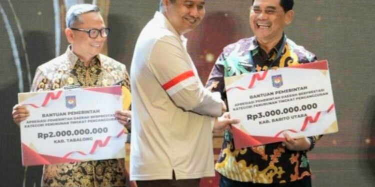 Bupati Barito Utara, H. Shalahuddin, ketika menerima penghargaan dan reward, Selasa (5/5/2026).