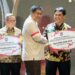 Bupati Barito Utara, H. Shalahuddin, ketika menerima penghargaan dan reward, Selasa (5/5/2026).