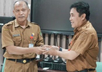Sertijab Kadis Kominfosandi Barut dari Kadis yang lama H. Mochamad Ikhsan, kepada Drs. H. Ardian, M.Pd (kanan) sebagai pejabat Kadis baru.