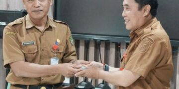 Sertijab Kadis Kominfosandi Barut dari Kadis yang lama H. Mochamad Ikhsan, kepada Drs. H. Ardian, M.Pd (kanan) sebagai pejabat Kadis baru.