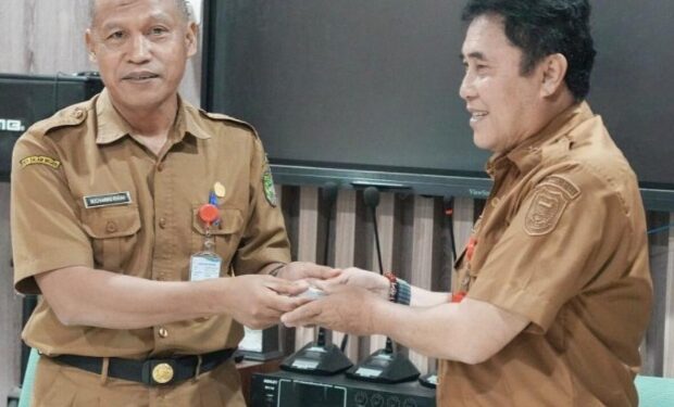 Sertijab Kadis Kominfosandi Barut dari Kadis yang lama H. Mochamad Ikhsan, kepada Drs. H. Ardian, M.Pd (kanan) sebagai pejabat Kadis baru.