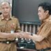 Sertijab Kadis Kominfosandi Barut dari Kadis yang lama H. Mochamad Ikhsan, kepada Drs. H. Ardian, M.Pd (kanan) sebagai pejabat Kadis baru.
