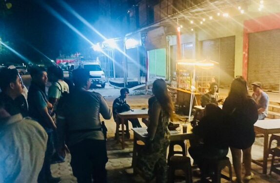 Suasana angkringan di Wilayah Mendawai yang sempat heboh karena adanya pria diduga ODGJ.