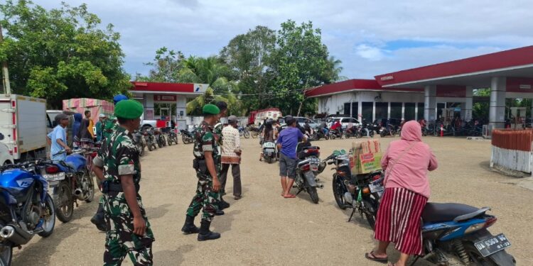 Tim gabungan yang terdiri dari Pemkab Bartim dan unsur TNI-Polri melakukan pengecekan BBM di SPBU Ampah, Sabtu (9/5/2026).