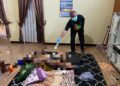 Korban BD (79) yang ditemukan dalam rumah dengan kondisi telah membusuk. Nampak petugas melakukan olah TKP, Sabtu (9/5/2026). (Ist)