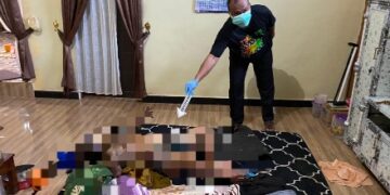 Korban BD (79) yang ditemukan dalam rumah dengan kondisi telah membusuk. Nampak petugas melakukan olah TKP, Sabtu (9/5/2026). (Ist)