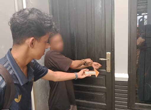 AS (26) yang telah diamankan mengikuti olah TKP kasus pencurian di Jalan Garuda XII Gang II.