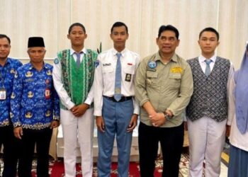 Bupati Barito Utara, H. Shalahuddin, bersama pelajar yang mewakili daerah menjadi Paskibraka tingkat Provinsi Kalteng hingga Nasional.