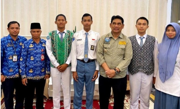 Bupati Barito Utara, H. Shalahuddin, bersama pelajar yang mewakili daerah menjadi Paskibraka tingkat Provinsi Kalteng hingga Nasional.