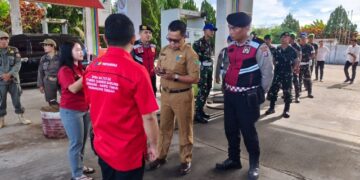 Asisten I Setda Bartim, Ari Panan P Lelu, bersama tim ketika melakukan pengecekan BBM di SPBU Longkang Kecamatan Dusun Timur, Senin (11/5/2026). (Ist)