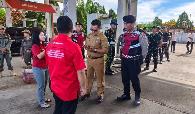 Asisten I Setda Bartim, Ari Panan P Lelu, bersama tim ketika melakukan pengecekan BBM di SPBU Longkang Kecamatan Dusun Timur, Senin (11/5/2026). (Ist)