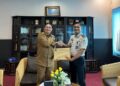 Kepala Rutan Tamiang Layang, Agung Novarianto, menyerahkan surat resmi yang diterima Bupati Bartim M. Yamin, Selasa (12/5/2026).