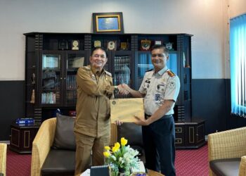 Kepala Rutan Tamiang Layang, Agung Novarianto, menyerahkan surat resmi yang diterima Bupati Bartim M. Yamin, Selasa (12/5/2026).