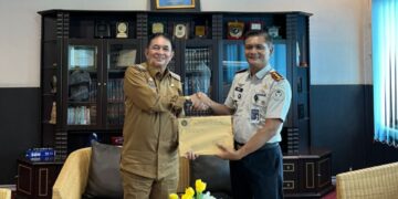 Kepala Rutan Tamiang Layang, Agung Novarianto, menyerahkan surat resmi yang diterima Bupati Bartim M. Yamin, Selasa (12/5/2026).