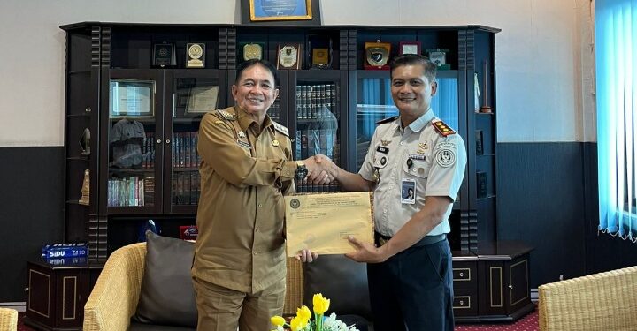 Kepala Rutan Tamiang Layang, Agung Novarianto, menyerahkan surat resmi yang diterima Bupati Bartim M. Yamin, Selasa (12/5/2026).