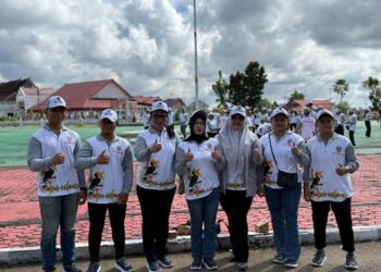 Waket I DPRD Murung Raya, Dina Maulidah, berpose dengan peserta usai pelepasan, Rabu (13/5/2026).