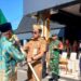 Penyerahan pataka daerah Barito Utara kepada ketua kontingen sebagai simbol kepercayaan dan tanggung jawab selama mengikuti FBIM 2026 oleh Asisten Sekretaris Daerah Bidang Pemerintahan dan Kesejahteraan Rakyat, Eveready Noor.