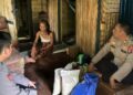 Kapolsek Awang IPTU Saipul Fazrianoor, berbincang dengan Itak Mariati, ketika menyalurkan bantuan Program Satu Hari Satu Kebaikan Polres Barito Timur, Rabu (13/6/2026).