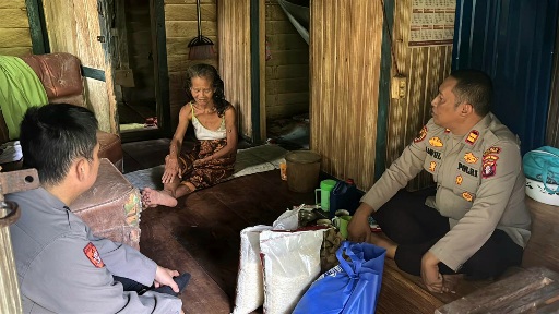 Kapolsek Awang IPTU Saipul Fazrianoor, berbincang dengan Itak Mariati, ketika menyalurkan bantuan Program Satu Hari Satu Kebaikan Polres Barito Timur, Rabu (13/6/2026).