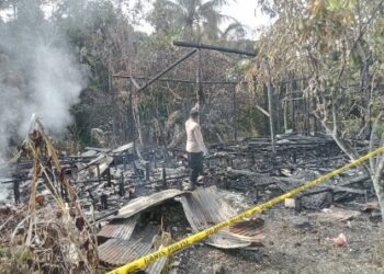 Personel Polsek Dusun Tengah melakukan olah TKP di rumah warga yang hangus terbakar. (Ist)