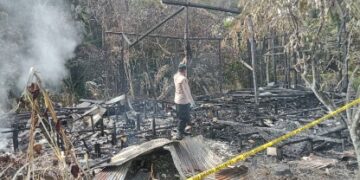 Personel Polsek Dusun Tengah melakukan olah TKP di rumah warga yang hangus terbakar. (Ist)