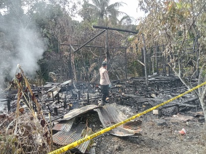 Personel Polsek Dusun Tengah melakukan olah TKP di rumah warga yang hangus terbakar. (Ist)