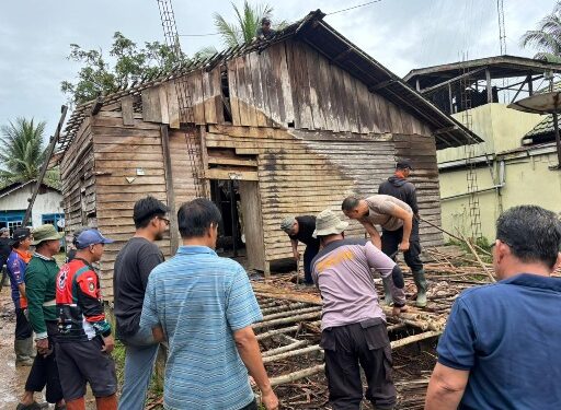 Pelaksanaan bedah rumah warga Ampah Kota, Minggu (16/5/2026).