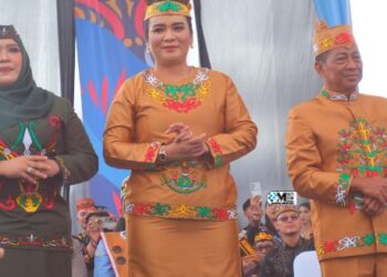 Waket I DPRD Murung Raya, Dina Maulidah, menghadiri, pembukaan FBIM 2026 yang dirangkai dengan Karnaval Budaya di Bundaran Besar Palangka Raya, Minggu (17/5/2026).