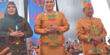 Waket I DPRD Murung Raya, Dina Maulidah, menghadiri, pembukaan FBIM 2026 yang dirangkai dengan Karnaval Budaya di Bundaran Besar Palangka Raya, Minggu (17/5/2026).