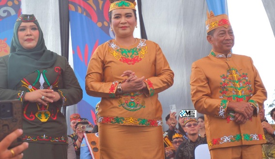 Waket I DPRD Murung Raya, Dina Maulidah, menghadiri, pembukaan FBIM 2026 yang dirangkai dengan Karnaval Budaya di Bundaran Besar Palangka Raya, Minggu (17/5/2026).