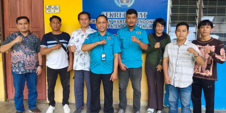 Pelepasan peserta OKK dan UKW dari PWI Barito Timur yang akan berangkat ke Muara Teweh, Senin (18/5/2026).