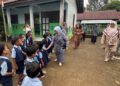 Bunda PAUD, Misnawaty M. Yamin, ketika kunjungan ke TK Kartini Longkang, Desa Jaar. (Ist Diskominfosantik)