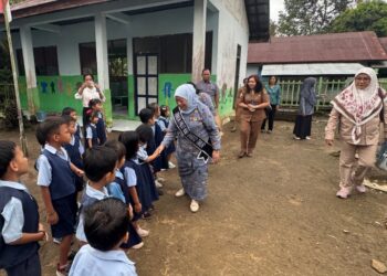 Bunda PAUD, Misnawaty M. Yamin, ketika kunjungan ke TK Kartini Longkang, Desa Jaar. (Ist Diskominfosantik)