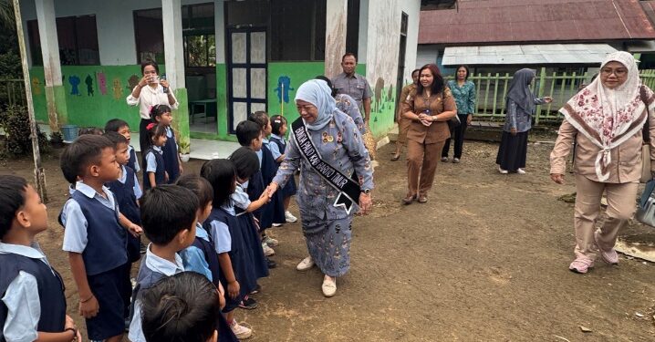 Bunda PAUD, Misnawaty M. Yamin, ketika kunjungan ke TK Kartini Longkang, Desa Jaar. (Ist Diskominfosantik)